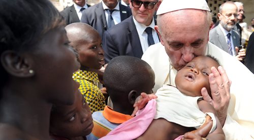 Papież Franciszek spotkał się z mieszkańcami obozu dla uchodźców w Bangi, stolicy Republiki Środkowoafrykańskiej. 29.11.2015.