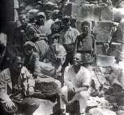 Nadieżda i Osip Mandelsztamowie w ruinach świątyni Awan w Armenii, 1930.