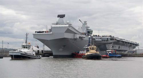 Zdjęcie brytyjskiego Ministerstwa Obrony przedstawiające HMS Queen Elizabeth, wychodzącą z portu w Szkocji