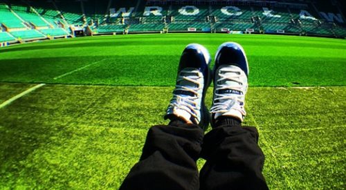 Szczepan publikuje zdjęcia swoich butów na stronie internetowej i profilu w portalu społecznościowym