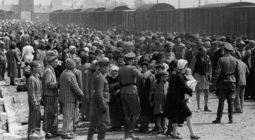 Węgierscy Żydzi przed wysłaniem do komór gazowych w Auschwitz