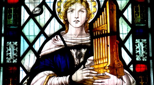 Święta Cecylia przedstawiona na witrażu w kościele Maryi Dziewicy we wsi Little Wymondley w angielskim hrabstwie Hertfordshire