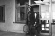Lech Wałęsa opuszcza miejsce internowania. Przywódca Solidarności był przetrzymywany w miejscu odosobnienia od 13 grudnia 1981. Arłamów, 15.11.1982

