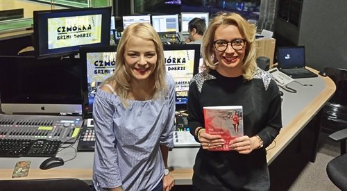 Blogerka Anna Szczypczyńska zebrała własne doświadczenia, podpytała specjalistów i napisała książkę, która może się przydać każdej z nas (na zdjęciu z Kariną Terzoni)