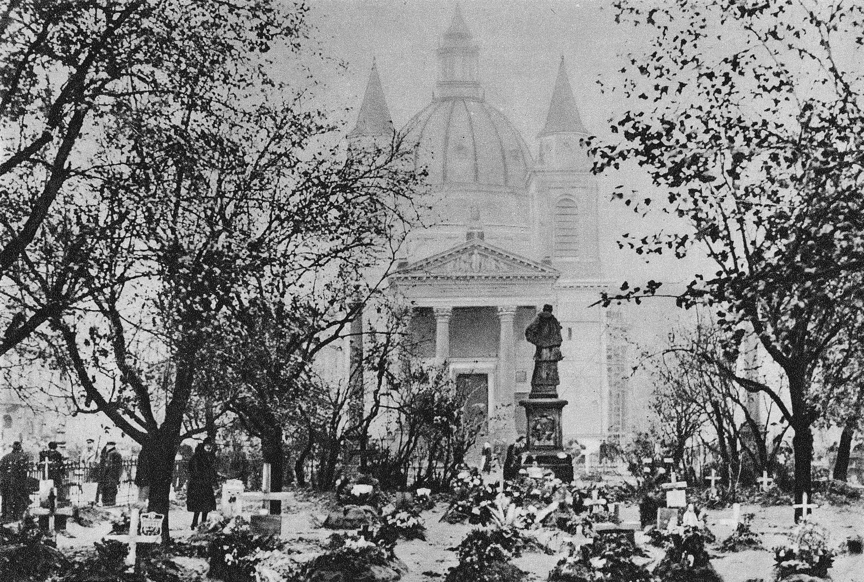 Groby na placu Trzech Krzyży ofiar poległych w nalotach we wrześniu 1939 roku w Warszawie. Wikimedia Commons/Domena Publiczna