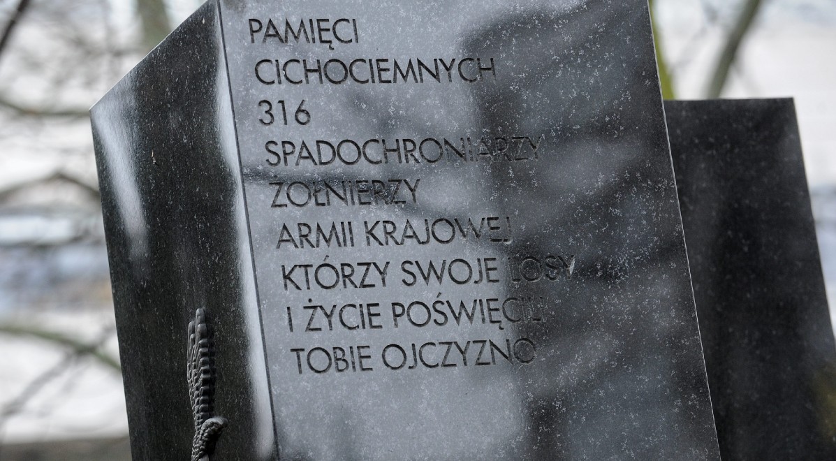 Pomnik upamiętniający Cichociemnych stojący w Warszawie