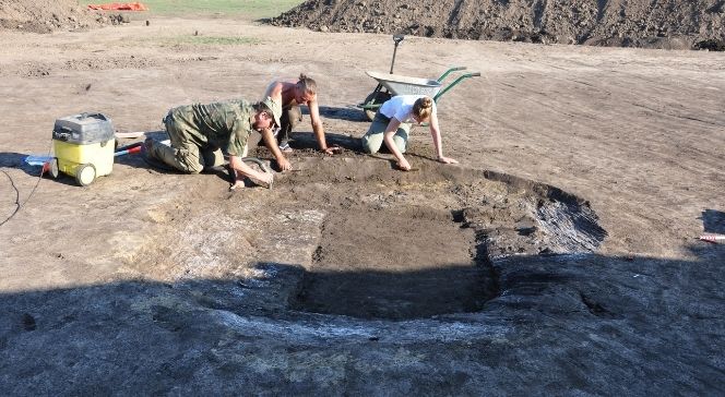 

Prace archeologiczne przy jednym z odnalezionych grobów. Źródło: P. Włodarczak