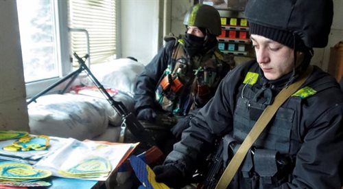 Ukraiński żołnierz na posterunku w Charkowie