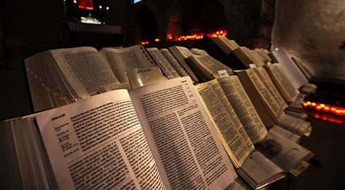 Bibliści tłumaczą dla młodzieży