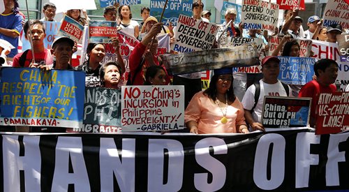 Filipińczycy protestujący przeciwko roszczeniom terytorialnym Chin w Makati City, na południe od Manili,