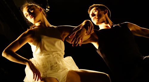 Ohad Naharin - bohater dokumentu Mr. Gaga Tomera Heymanna i dyrektor artystyczny słynnego Batsheva Dance Company, jest jednym z najbardziej innowacyjnych i oryginalnych współczesnych choreografów