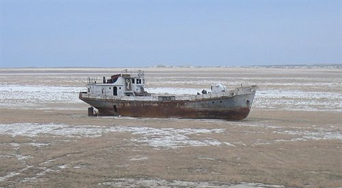 Statek osiadły na dnie wyschniętego Morza Aralskiego - jeden z efektów niszczycielskiej działalności człowieka na Ziemi