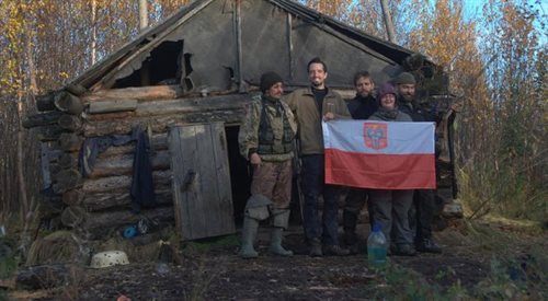 Uczestnicy wyprawy z Wladimirem przy chatce myśliwskiej