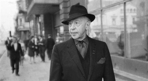 Artur Rubinstein na ulicy swojej rodzinnej Łodzi, 1966 r.
