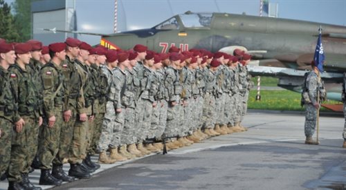 Powitanie żołnierzy z Grupy Bojowej 173. Brygady Piechoty (Powietrznodesantowej), wchodzącej w skład armii USA w Europie, na wojskowym lotnisku w Świdwinie. Kompania spadochroniarzy USA przybyła do Polski, by rozpocząć pierwsze z serii ćwiczeń, które odbędą się w Polsce i trzech krajach bałtyckich