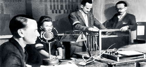 Studio radiostacji Błyskawica, przed mikrofonem Zbigniew Świętochowski, sierpień 1944. Źr. spuścizna Macieja J. Kwiatkowskiego, Archiwum PR