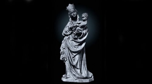 Przed II wojną światową rzeźba Pięknej Madonny znajdowała się w toruńskim kościele Świętych Janów. Pod koniec wojny została zrabowana przez Niemców i ślad po niej zaginął