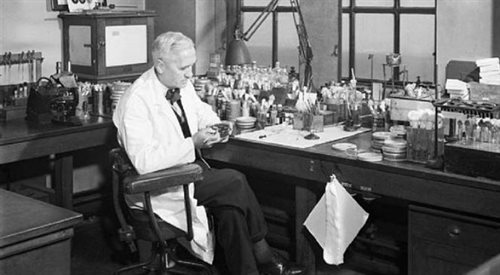 Profesor Alexander Fleming w swoim gabinecie w St. Marys Hospital w Londynie, źr. Imperial War Museum, Wikipediadp