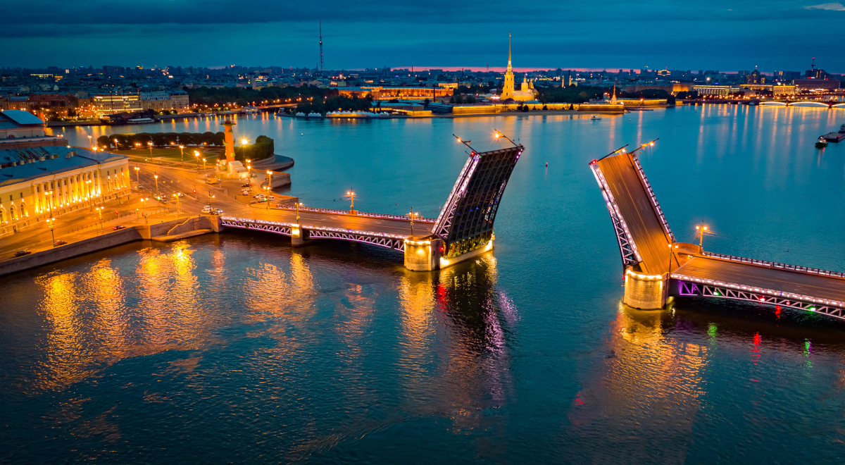 shutterstock Sankt Petersburg most pałacowy 1200.jpg