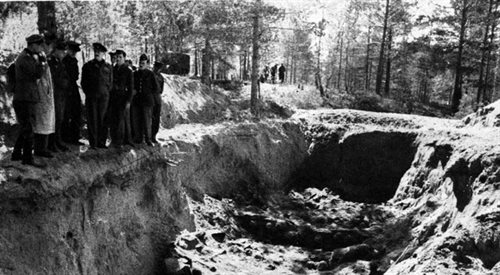 Ekshumacja zwłok polskich oficerów zamordowanych w Katyniu w 1940 roku. Na zdjęciu członkowie komisji powołanej przez Niemców. Rosja, Katyń, 1943