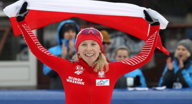 Luiza Złotkowska fetuje zdobycie srebrnego medalu w wyścigu na 3000 m podczas akademickich mistrzostw świata w łyżwiarstwie szybkim w Zakopanem