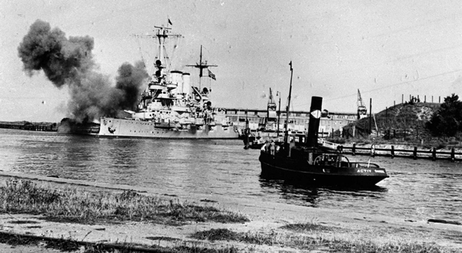 Niemiecki okręt Schleswig-Holstein ostrzeliwujący polską placówkę na Westerplatte w Gdańsku.Wrzesień 1939, fot. PAP-ARCHIWUM