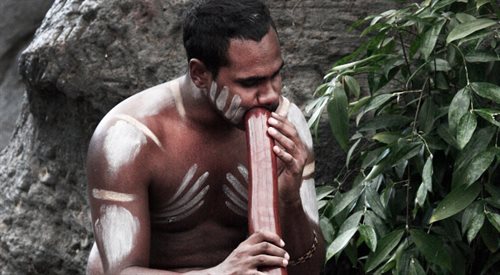 Aborygen grający na Didgeridoo, instrument ten służy między innymi do przywoływania dusz zmarłych