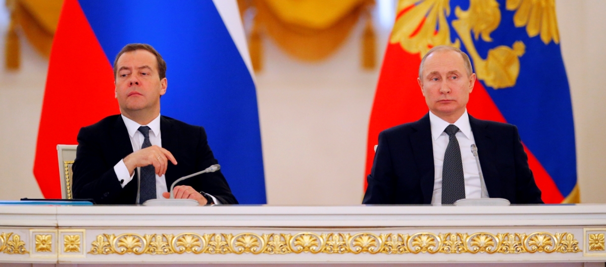 Władimir Putin i Dmitrij Miedwiediew. Fot. PAP/EPA/ALEXANDER ZEMLIANICHENKO/POOL 