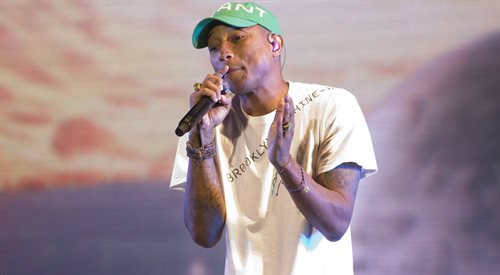 Pharrell Williams na festiwalu muzycznym we Francji w 2015 roku