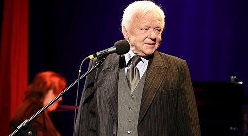 Marian Opania ma w swoim repertuarze m.in. piosenki Okudżawy, Brela, Brassensa i Młynarskiego