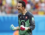Szwajcarski bramkarz Diego Benaglio cieszy się ze zwycięstwa nad Hondurasem