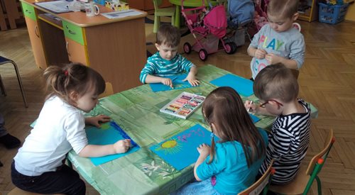 Przedszkolaki z Przedszkola nr 48 Bajkowa Kraina w Białymstoku bawią się z Magistrem Sprężynką.