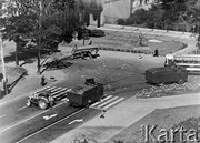 Przyczepa z betonowymi płytami i dwa samochody z armatkami wodnymi przed budynkiem KW PZPR. Radom, 25 czerwca 1976 