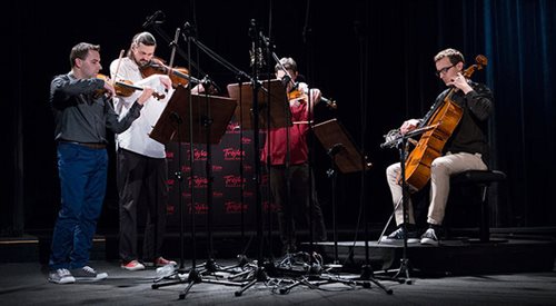Atom String Quartet tworzą skrzypkowie  Dawid Lubowicz i Mateusz Smoczyński, altowiolista  Michał Zaborski oraz wiolonczelista  Krzysztof Lenczowski