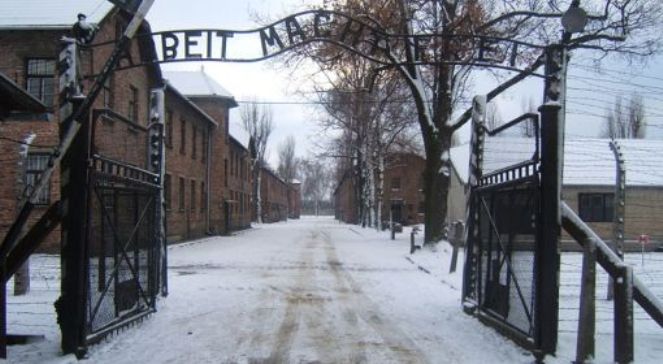 Brama obozowa Auschwitz fot. Wikimedia Commonsdp.