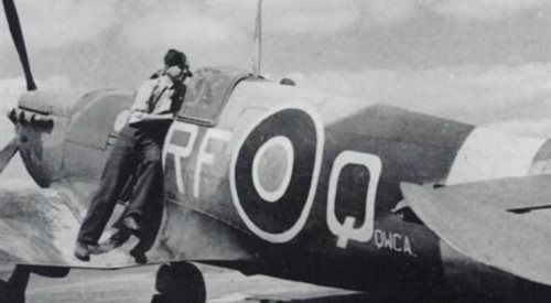 Antoni Głowacki przy swoim samolocie Spitfire w sierpniu 1942 roku.