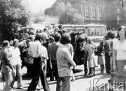 Demonstranci idą w kierunku budynku KW PZPR. Radom, 25 czerwca 1976 