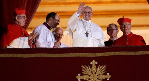 Nowy papież Franciszek I pozdrawia wiernych z balkonu Bazyliki Świętego Piotra, 13.03.2013