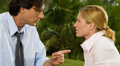 Ze badań wynika, że mężczyźni dużo częściej niż kobiety stosują agresję słowną wobec płci przeciwnej