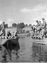 Budowa mostu pontonowego przez żołnierzy z 1. Samodzielnej Brygady Spadochronowej. Wielka Brytania, 1944 
