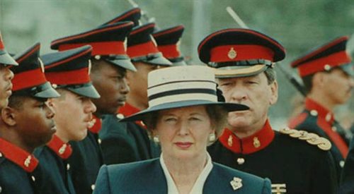 Margaret Thatcher podczas przeglądu wojsk na Bermudach
