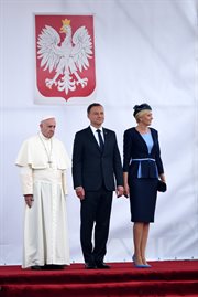 Papież Franciszek oraz prezydent RP Andrzej Duda z małżonką Agatą Kornhauser-Dudą podczas powitania na krakowskim lotnisku Balice