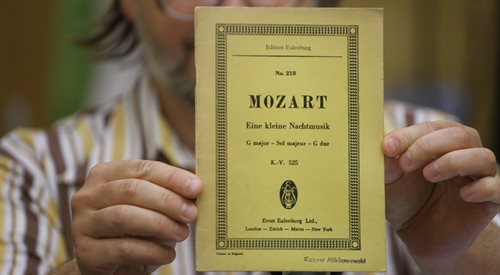 Jacek Hawryluk z jednym z książkowych wydań Eine kleine Nachtmusik Mozarta