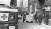Wyładunek darów Szwedzkiego Czerwonego Krzyża przed zarządem Głównym PCK. Warszawa, luty 1982
