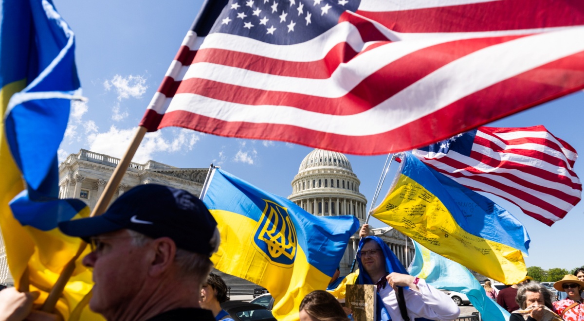 Amerykańska Izba Reprezentantów przyjęła pakiet pomocy dla Ukrainy o wartości blisko 61 miliardów dolarów. Nz Amerykanie wyrażający radość po decyzji Izby