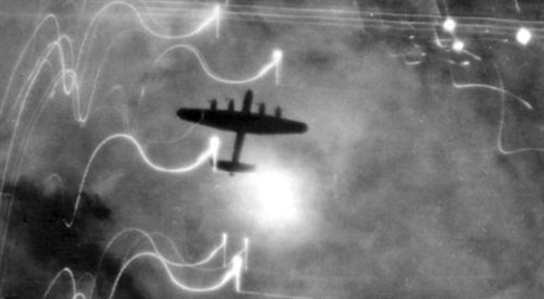 Bombowiec Avro Lancaster nad płonącym Hamburgiem. Foto: wikipediadomena publiczna