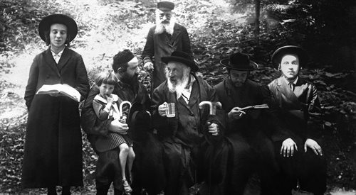 Cadyk Sinai Halberstam (1870-1941) ze Żmigrodu w woj. krakowskim w otoczeniu swoich wyznawców w popularnym również wśród Żydów uzdrowisku w Truskawcu, 1929