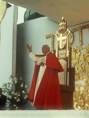 Ojciec Święty pozdrawia wiernych ze szczytu klasztoru jasnogórskiego. Częstochowa, 19.06.1983