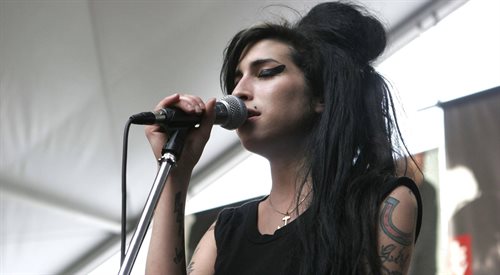 Amy Winehouse zmarła 23 lipca 2011 roku, dołączając do tyleż elitarnego, co przerażającego Klubu 27. To ona jest główną, choć nie jedyną bohaterką krakowskiego spektaklu