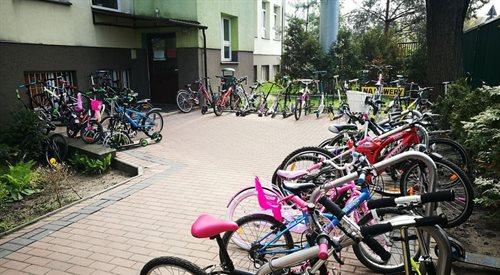 rowery przy Szkole Podstawowej nr 143 w Warszawie